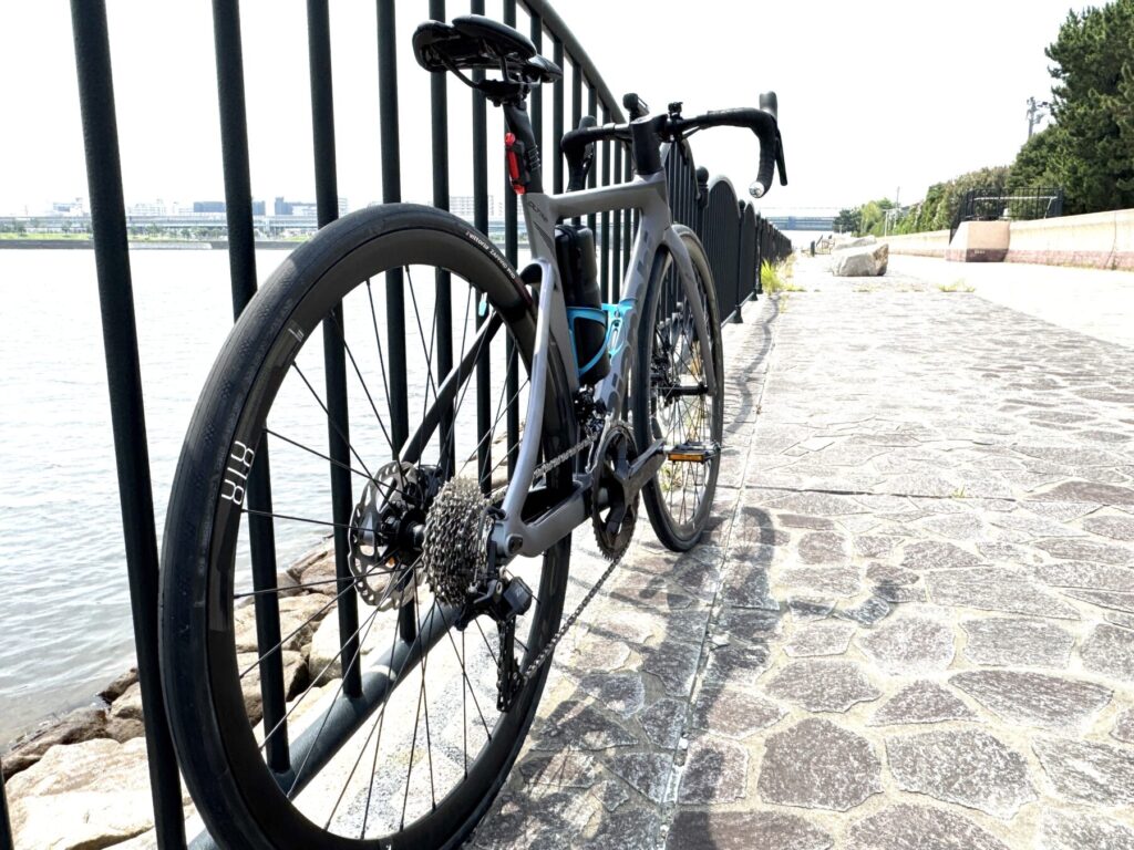 後ろから見たBianchi（ビアンキ）のロードバイク「OLTRE RACE」