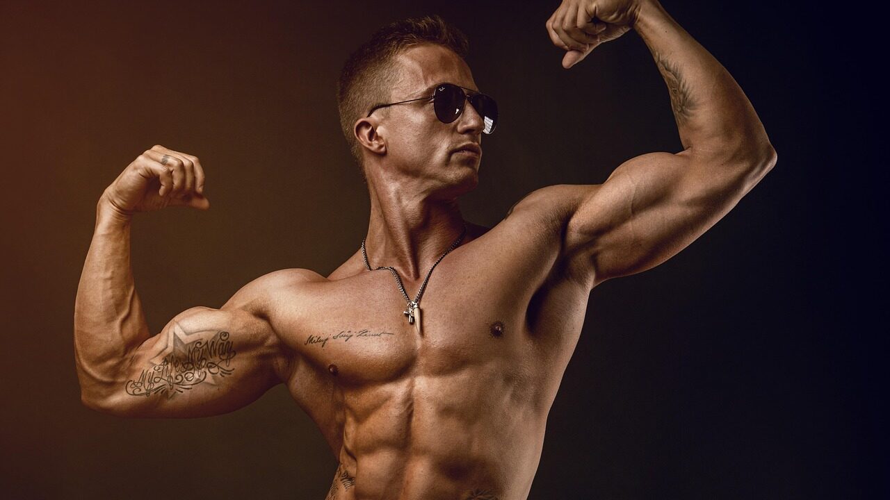 ダブルバイを決めるフィジーク選手