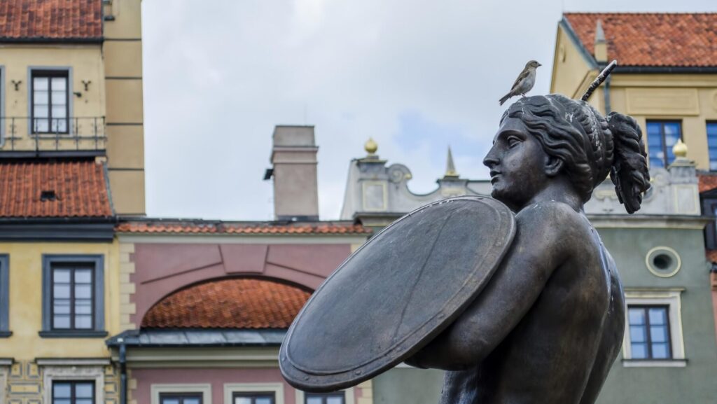 盾を構える戦士の像