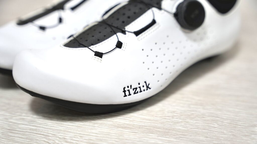 fi'zi:k（フィジーク）のビンディングシューズのロゴ