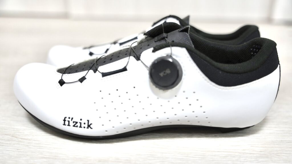 fi'zi:k（フィジーク）のビンディングシューズ横