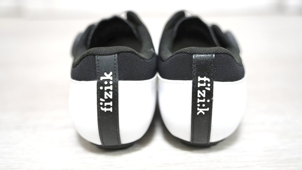 fi'zi:k（フィジーク）のビンディングシューズ後ろ