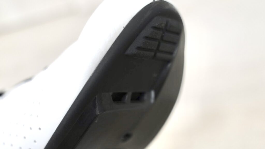 fi'zi:k（フィジーク）のビンディングシューズの通気孔