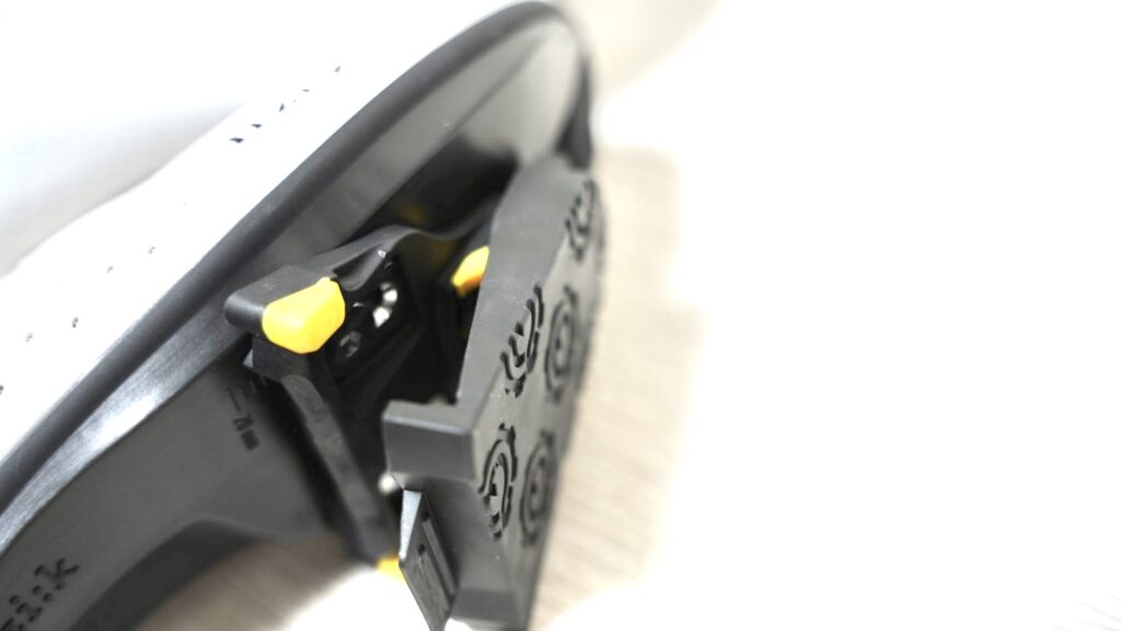 fi'zi:k（フィジーク）のビンディングシューズに取り付けたクリートとクリートカバー