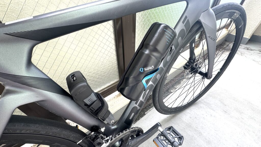 ロードバイクにセットしたツールボックスとアブスロック