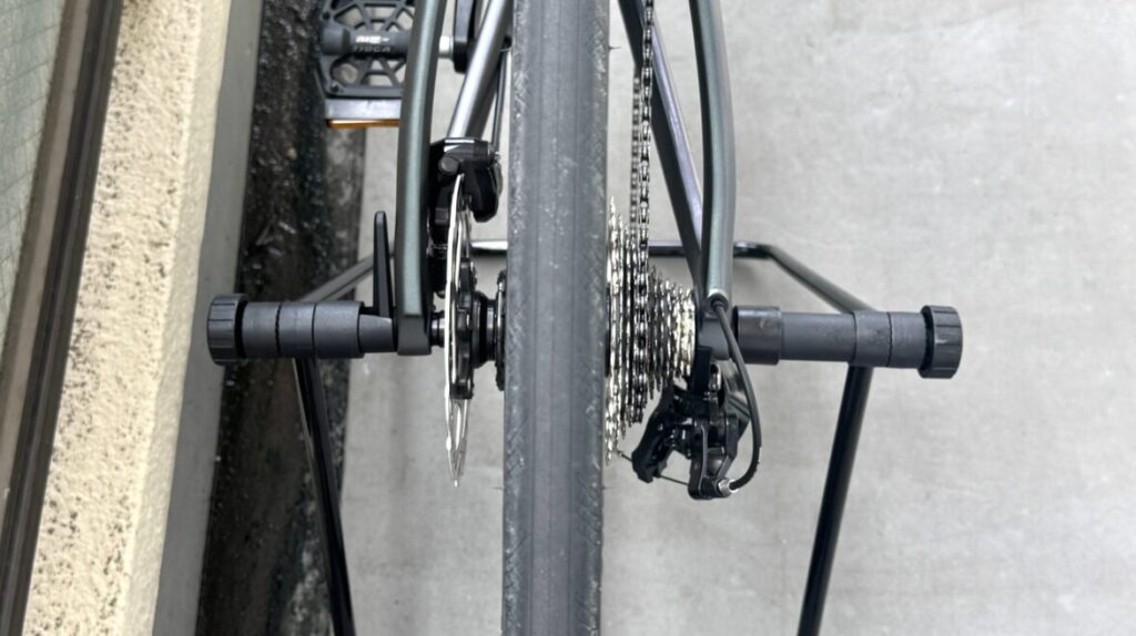 ロードバイクをメンテナンススタンドにセット