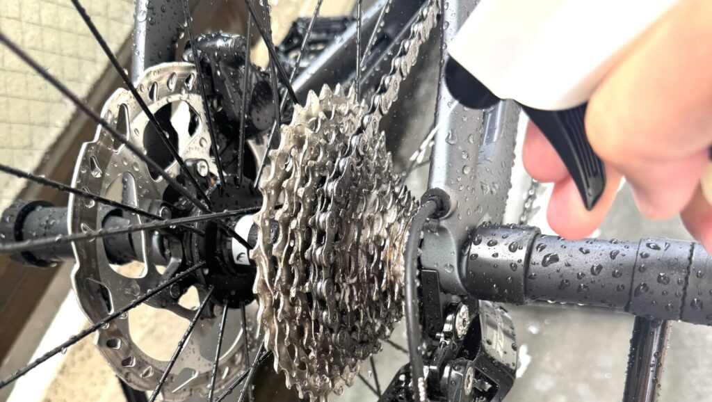 チェーンディグリーザーでスプロケットを洗浄