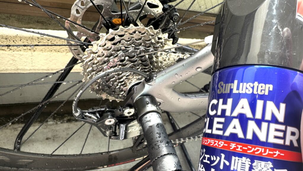 チェーンクリーナーをスプロケット部に塗布