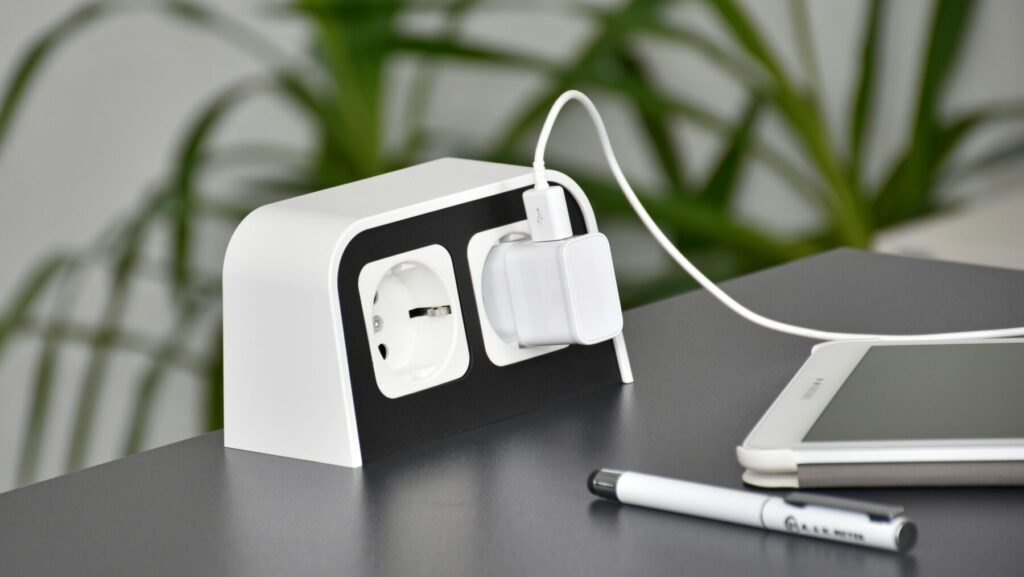 充電器に繋いだタブレット端末