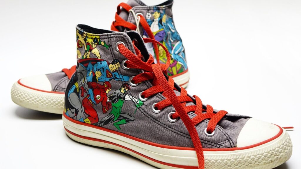 派手なコンバーススニーカー
