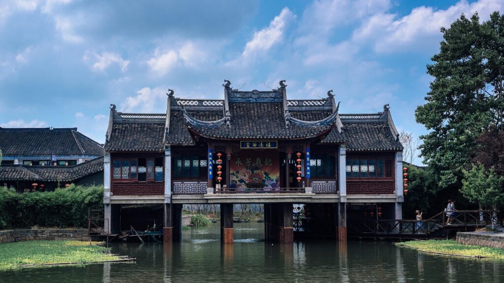 湖に浮かぶ寺院