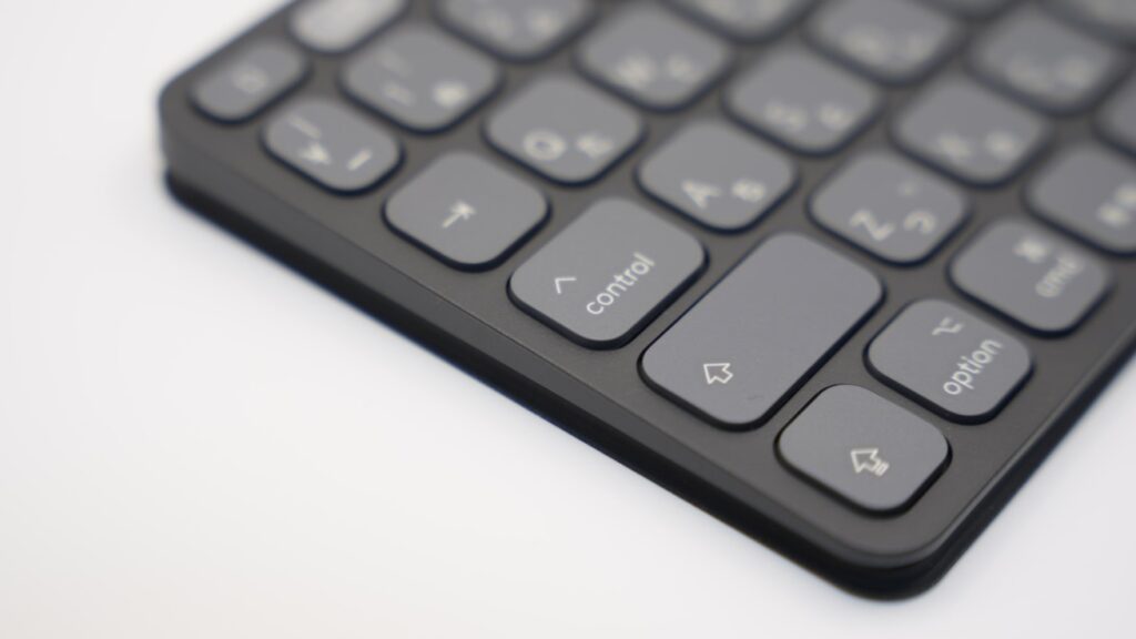 ロジクールのiPad用キーボード keys to go 2 for iPadの厚み