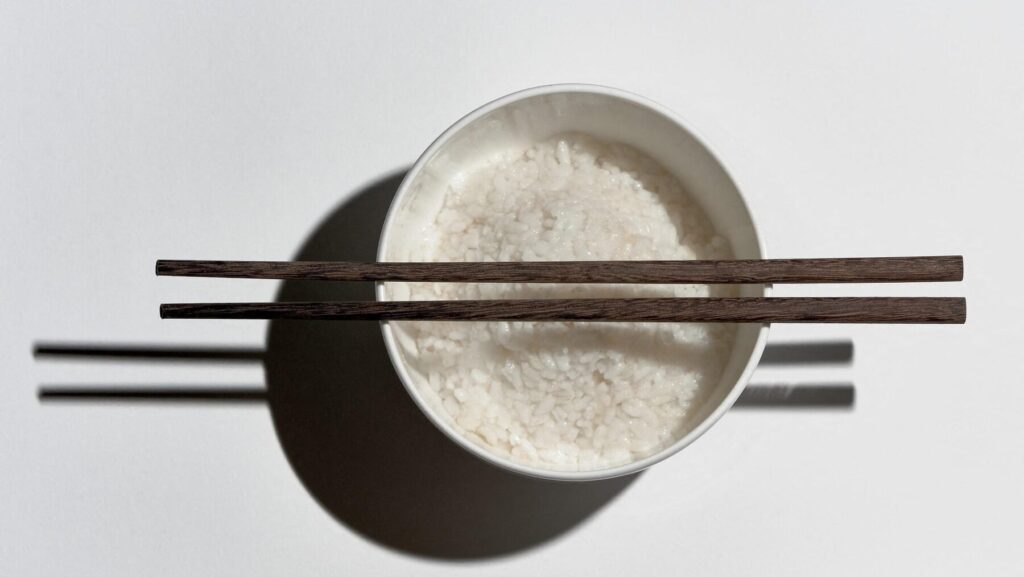 白米が入った茶碗とその上のお箸