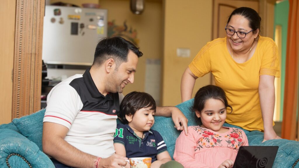 家族でリビングで団欒