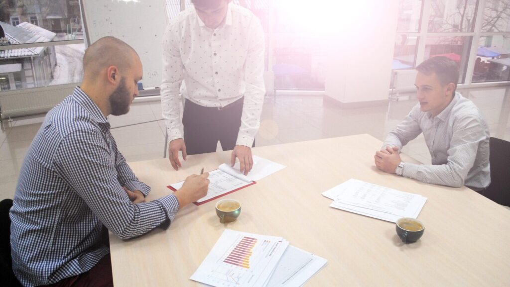オフィスで商談中の男性3人