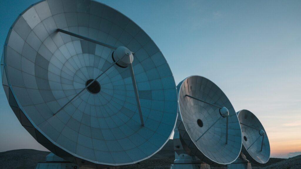 3台のパラボラアンテナ