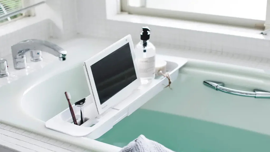 山崎実業のタワー製品バスタブ用トレイ