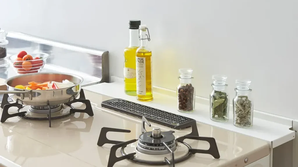 山崎実業のタワー製品レンジ奥収納