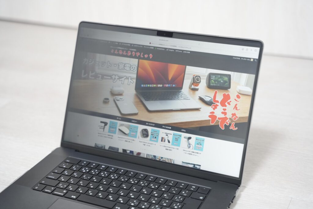 M4 MacBook Pro 16インチに覗き見防止シートを取り付け
