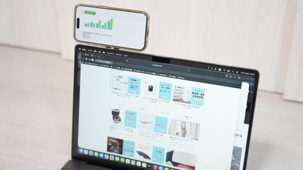 M4 MacBook Pro 16インチ用MagSafeスマホホルダーに取り付けたiPhone