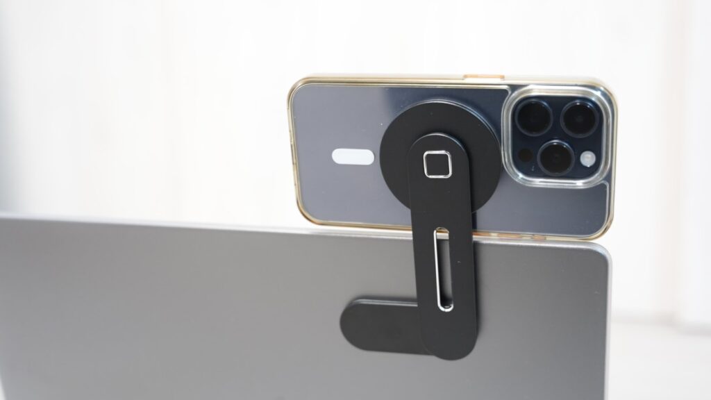 M4 MacBook Pro 16インチ用MagSafeスマホホルダーに取り付けたiPhone