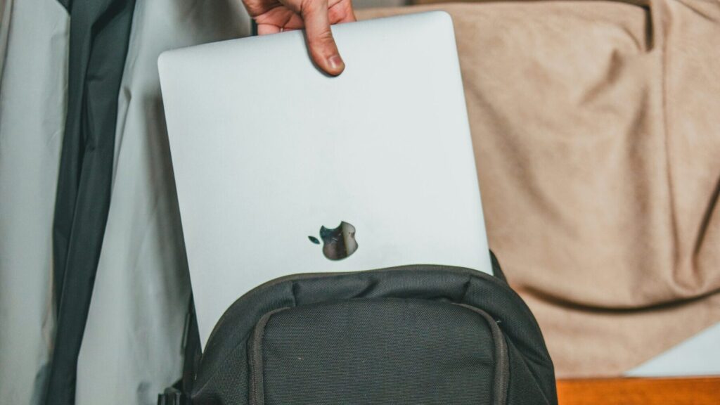 MacBookをカバンから取り出す