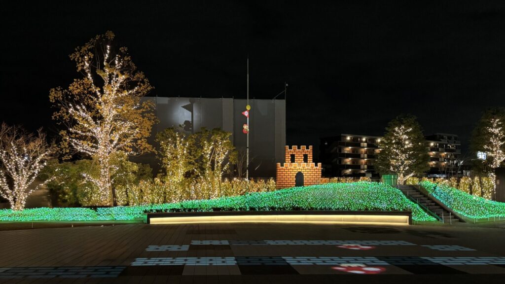 夜のライトアップされたニンテンドーミュージアム