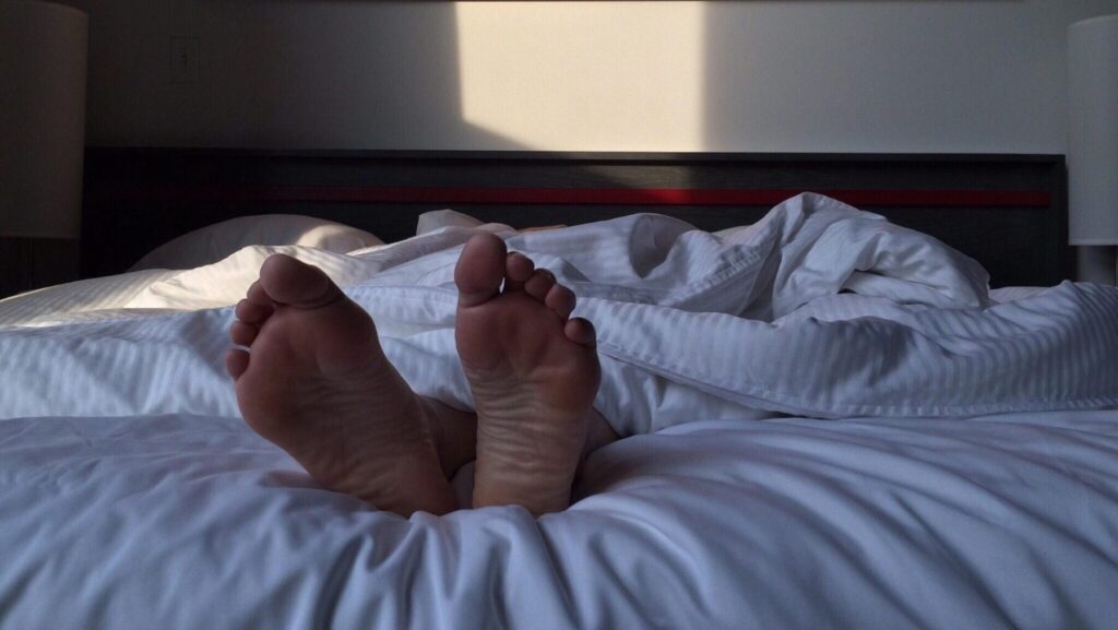 布団からはみ出る足