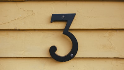 3と書かれた木材