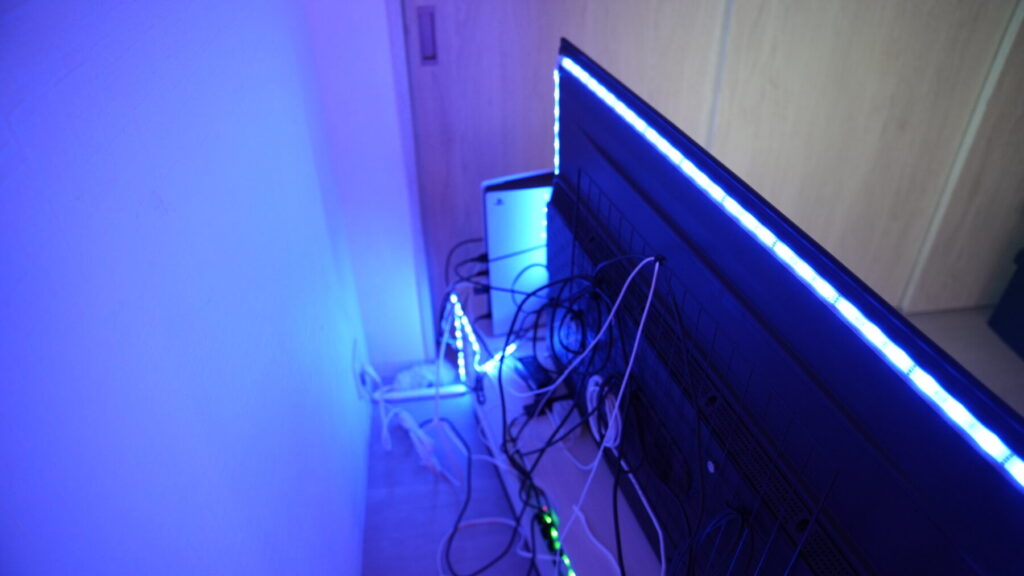 テレビ裏に貼り付けたSwitchBotテープライト