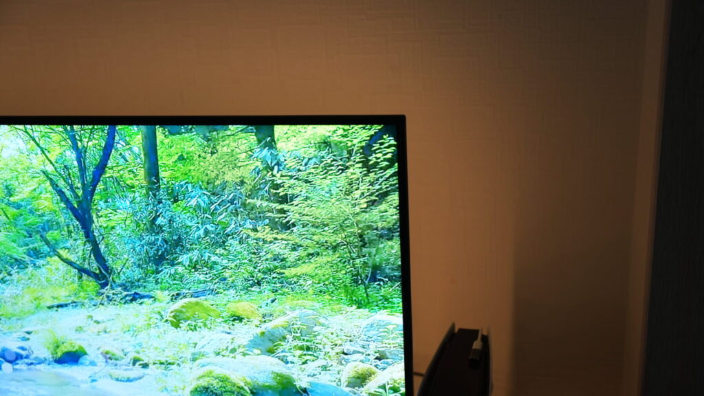 テレビ裏に貼り付けたSwitchBotテープライト