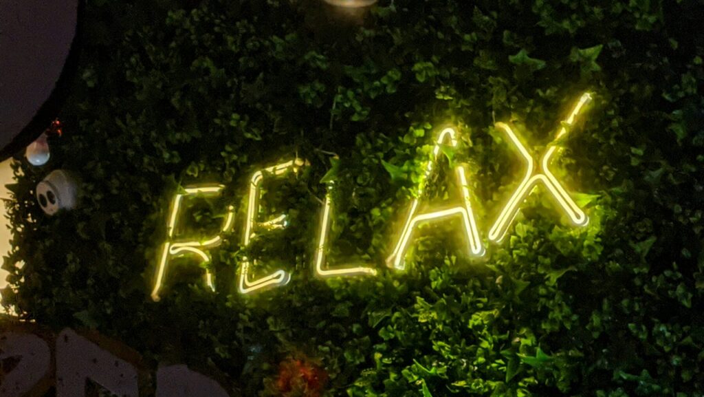 RELAXと書かれたネオン管の間接照明