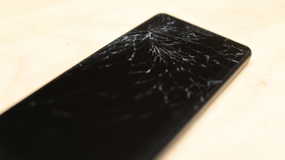 画面バキバキスマホ