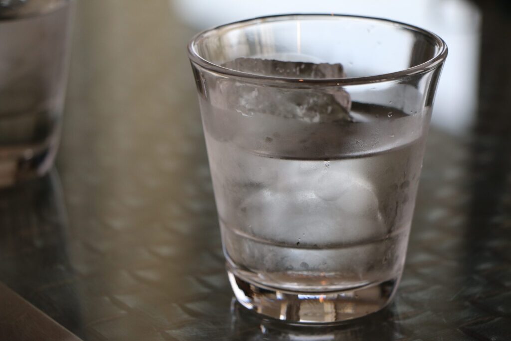 水が入ったコップ
