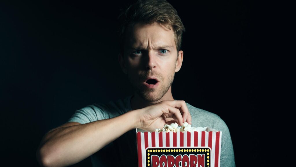 緊迫したシーンの映画を見ながら食べるポップコーン